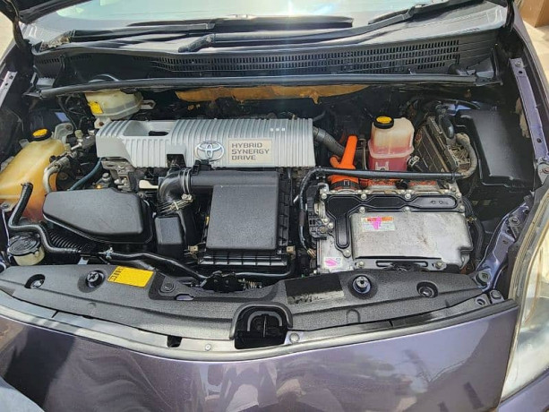 toyota-prius-2015-special-edition-18-beige-big-3