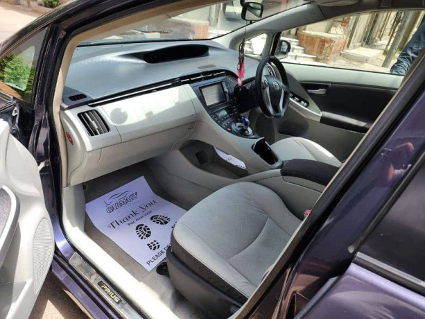 toyota-prius-2015-special-edition-18-beige-big-4