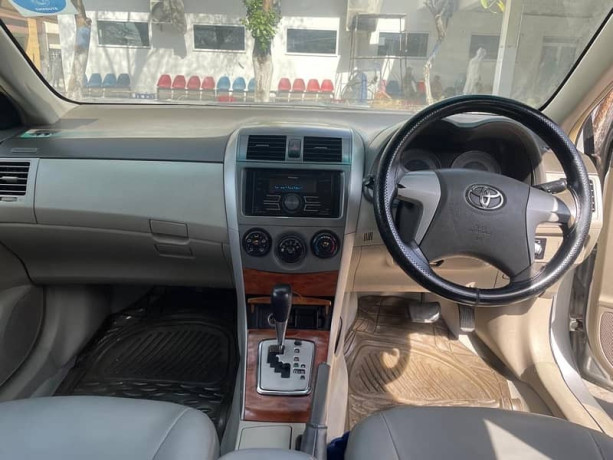 toyota-corolla-altis-2010-big-12