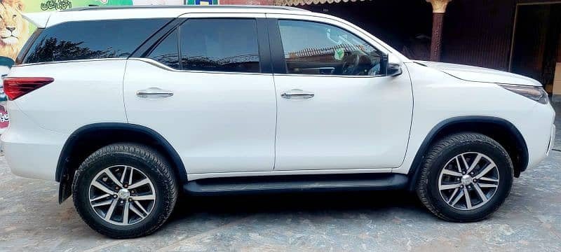 toyota-fortuner-v-2021-big-0