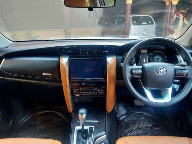 toyota-fortuner-v-2021-big-4