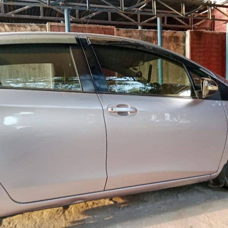toyota-vitz-2012-big-0
