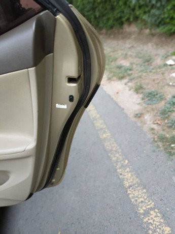 toyota-corolla-altis-2010-big-18