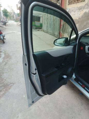 toyota-vitz-2014-big-6