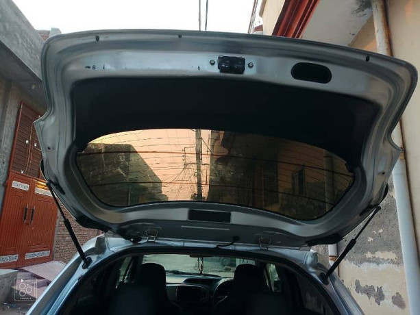 toyota-vitz-2014-big-12