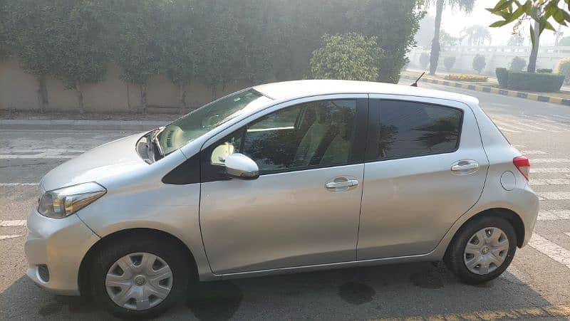 toyota-vitz-2013-big-10