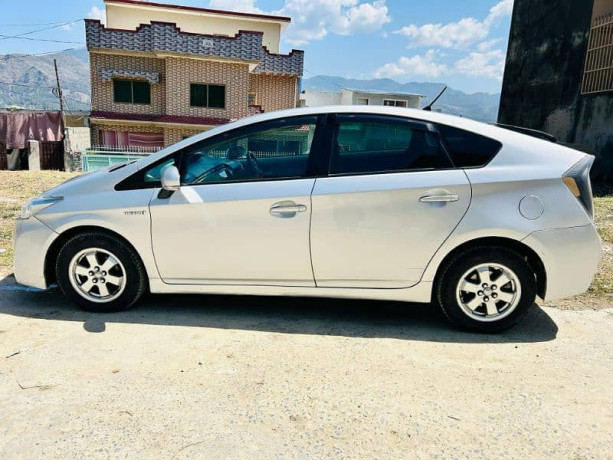 toyota-prius-2011-big-2