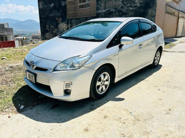 toyota-prius-2011-big-1