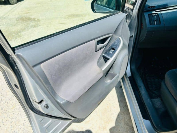 toyota-prius-2011-big-4