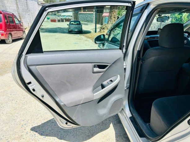 toyota-prius-2011-big-5