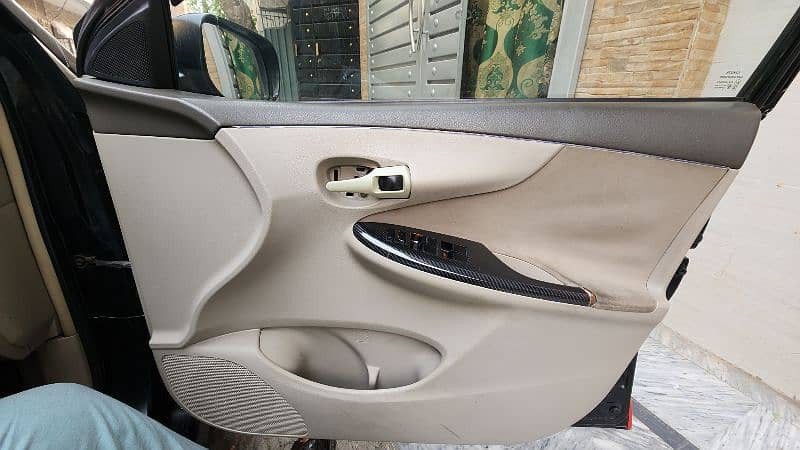 toyota-corolla-altis-2011-big-12