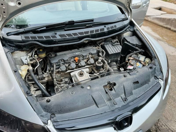 honda-civic-reborn-2011-model-silver-big-14