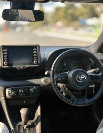 toyota-yaris-20222024-big-6