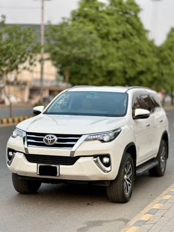 toyota-fortuner-v-2021-big-0