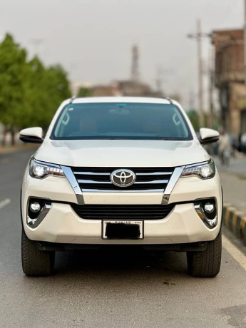 toyota-fortuner-v-2021-big-1