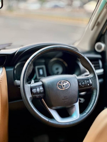 toyota-fortuner-v-2021-big-5