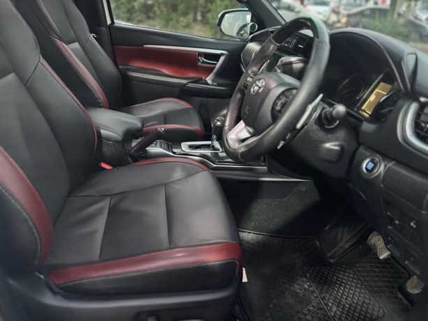 total-geniune-toyota-fortuner-legender-2022-big-9