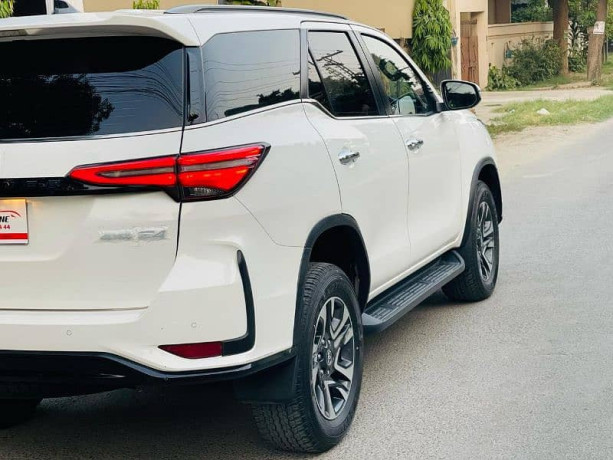 total-geniune-toyota-fortuner-legender-2022-model-big-4