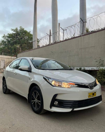 toyota-corolla-gli-2018-white-color-manual-full-original-condition-big-1