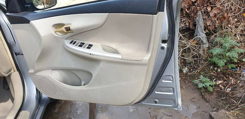 toyota-corolla-gli-2011-big-6
