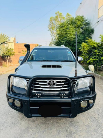 toyota-hilux-2012-big-0