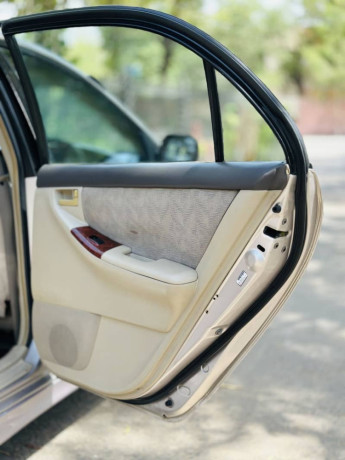 corolla-se-saloon-automatic-big-18