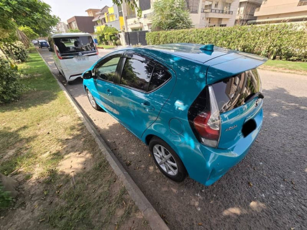 toyota-auqa-hybrid-big-1