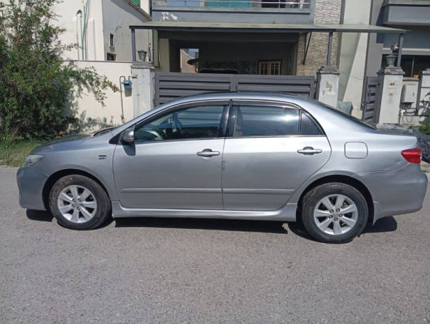 toyota-corolla-altis-2011-big-1