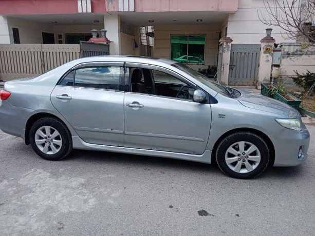 toyota-corolla-altis-2011-big-3