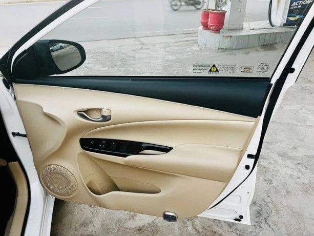 toyota-yaris-2021-big-8
