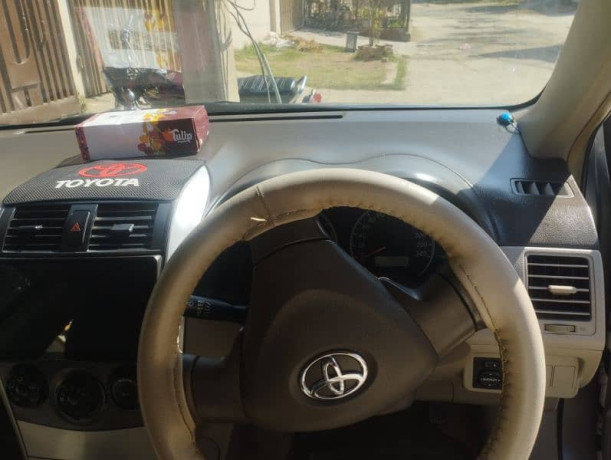 toyota-corolla-gli-2010-big-9