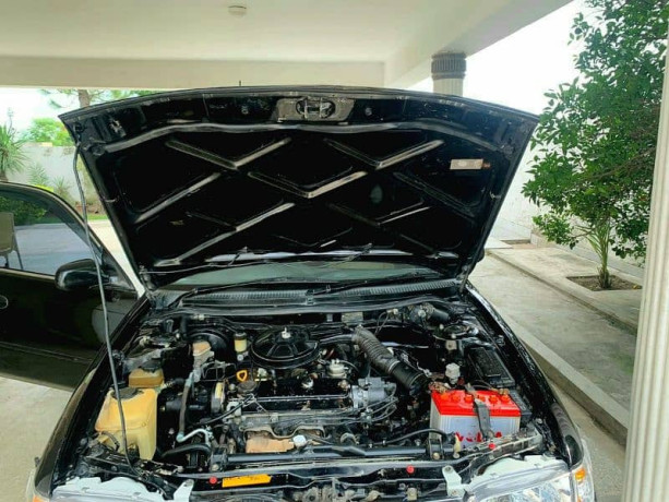 toyota-corolla-xe-2000-big-9