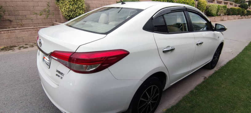 toyota-yaris-sedan-ativ-x-cvt-15-2022-big-6