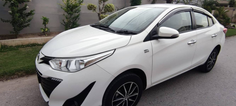 toyota-yaris-sedan-ativ-x-cvt-15-2022-big-3