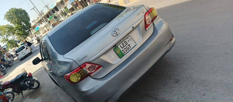 toyota-corolla-gli-2011-big-2