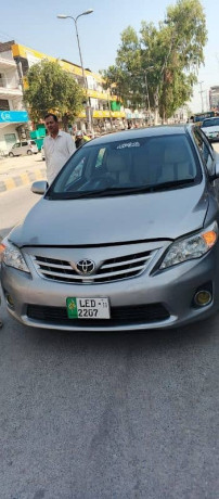 toyota-corolla-gli-2011-big-12