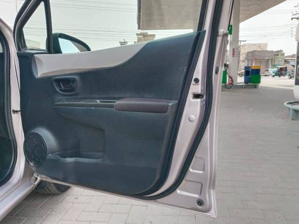 toyota-vitz-2011-big-13