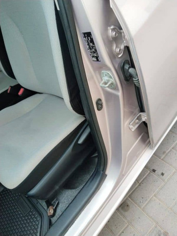 toyota-vitz-2011-big-10