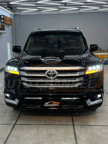 toyota-land-cruiser-lc-300-model-2023-big-13