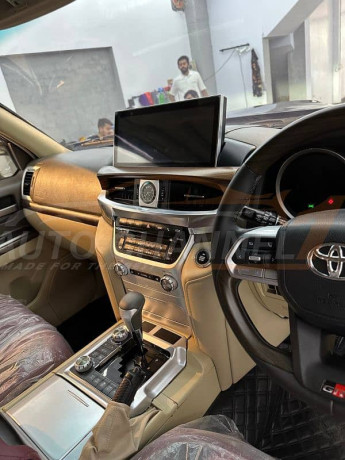 toyota-land-cruiser-lc-300-model-2023-big-10