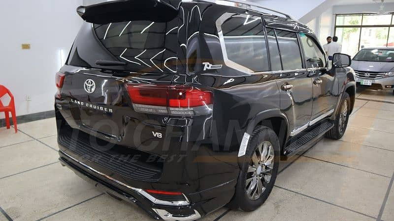 toyota-land-cruiser-lc-300-model-2023-big-16