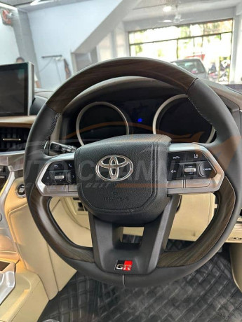 toyota-land-cruiser-lc-300-model-2023-big-11