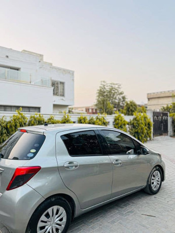 toyota-vitz-2013-big-11