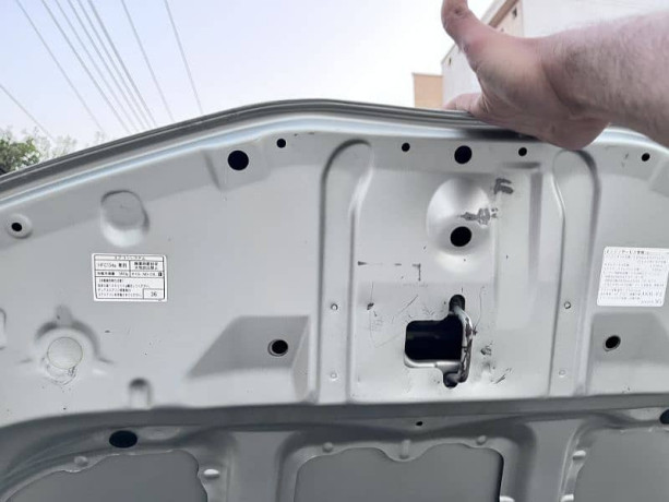 toyota-vitz-2013-big-10