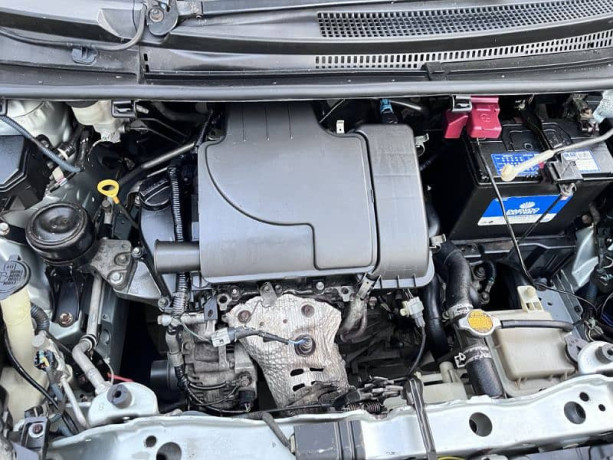 toyota-vitz-2013-big-7