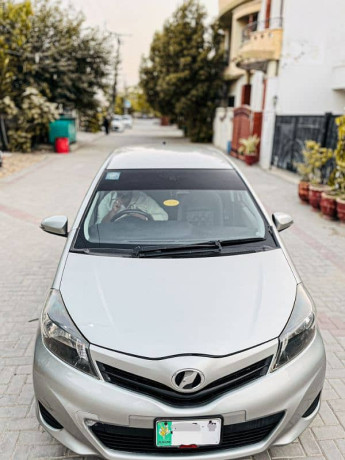 toyota-vitz-2013-big-4