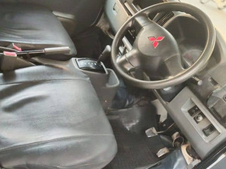 mitsubishi-minicab-bravo-2012