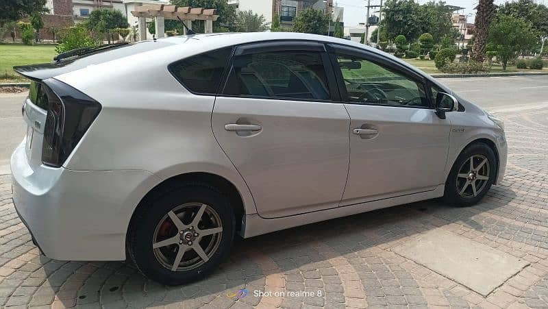 toyota-prius-2012-big-16