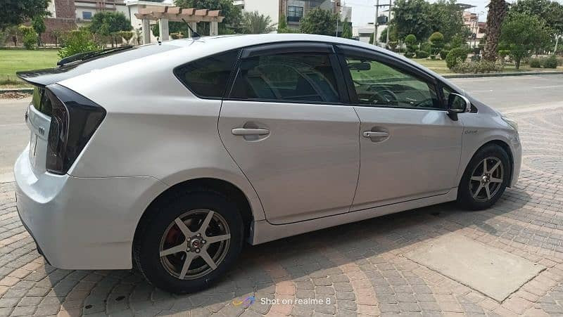 toyota-prius-2012-big-2