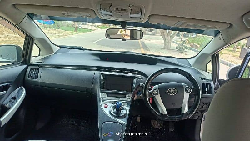 toyota-prius-2012-big-7